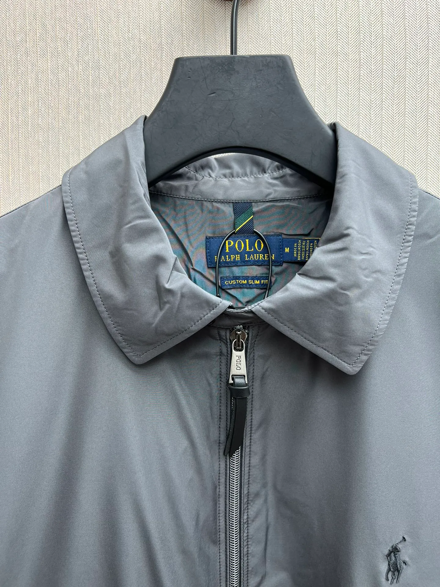 P710 POLO 25ss new packable jacket. This jacket can be stored in its own jacket and can be hung on the luggage handle after being stored. It is an ideal choice for travel. It is made of waterproof fabric and equipped with multiple pockets to store your regular supplies. Size: M.L.XL.XXL.
